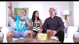 Затем около полутора часа он продолжал жестко ее трахать, и она также начала поднимать мою задницу на каждом из моих бугорков и все время меня поддерживала, говорила мне: да, ухфф, вставь немного больше, да. Два полных внутри