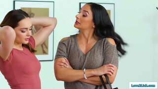 Biz busty мачехи və падчерицы gizli roman və kiçik bir bütün yer üzərində sneaks yataq otağına милф və onlar öpüşürlər.Латиноамериканец encircles onun və o, licks öz пизду