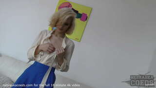 جميلة فتاة شقراء إعطاء فائقة الساخنة قطاع ندف كائن غريب زجاجة الإدراج الإبداعية الإباحية