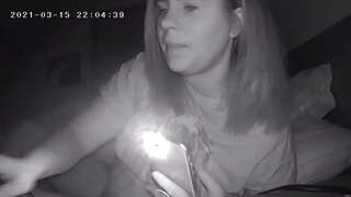 Busty Milf nga Moguba sa Iyang Clit sa Bedtime Tinago nga mga Cam