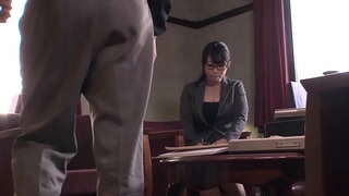 Cute nga mga japanese nga buhatan anghel nagtanyag sa usa ka huyop sa trabaho sa iyang boss sa atubangan sa wetting sa iyang pantie ug pagdawat sa usa ka hugh cam