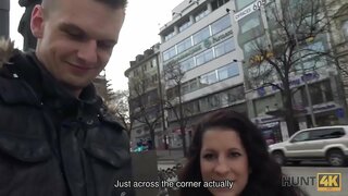 HUNT4K.شکارچی می یابد حریص فاحشه Jocelyne Z در واسلاو مربع در پراگ HUNT4K.شکارچی می یابد حریص فاحشه Jocelyne Z در واسلاو مربع در پراگ