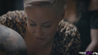 Джина робить все, що Рейган їй сказала