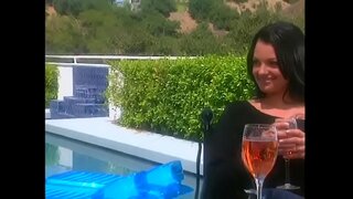 Hot Tätowierte Schéinheet mat waarmzäiten Coma verführt Geck Kerl op der Terrasse ze kréien méi grouss Rabatt beim Haus kafen