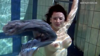 Bata Swimming Katka gilis sa ubos sa swimming pool