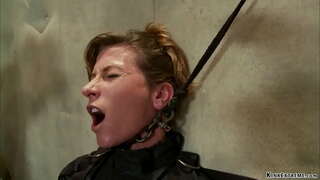 Strapped zeshkane MILF rob Ariel X është e mbërthyer në të qarta tabela pastaj lidhur merr anal fucked me dildo në një shkop në duart e master Orlando