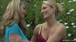 Огромни цицки на лезбејка дивеење