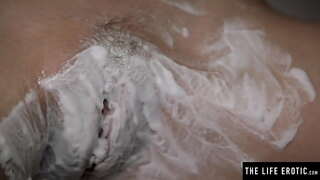 ���ሁን ቅድሚያ ይገናኛሉ ጋር ይገናኛሉ እንደ እሷ shaves መጠቀም hairy pussy እና masturbates